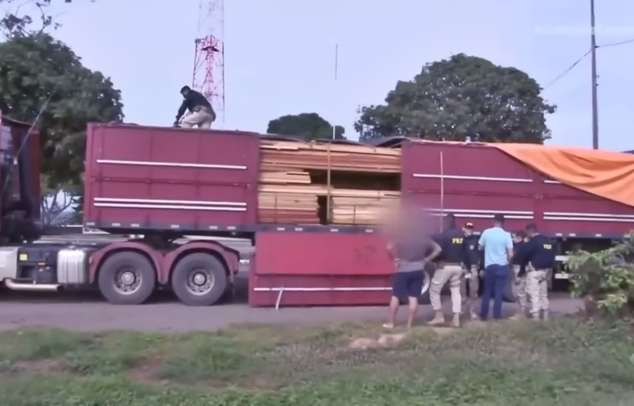 Caminhoneiro com agentes da PRF