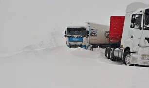 caminhões atolados em gelo