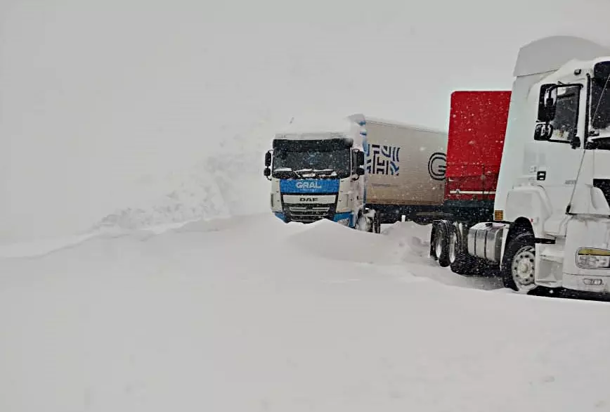 caminhões atolados em gelo