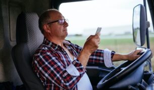 Motorista usando celular