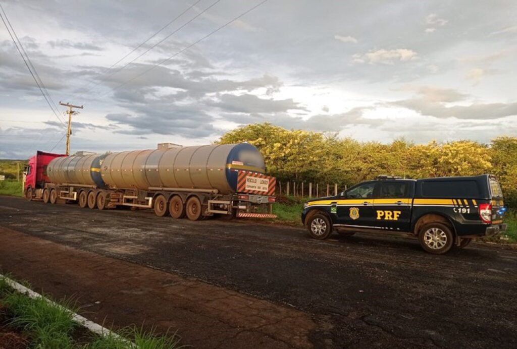 Caminhoneiro é encaminhado à Polícia Federal após a PRF encontrar indícios de adulteração em nota fiscal da carga transportada