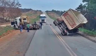 caminhão seno destombado