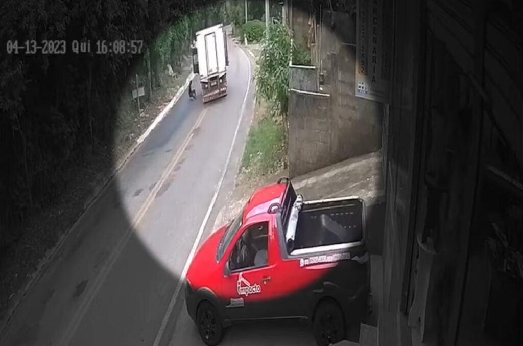 Motorista se joga de caminhão sem freios e escapa por muito pouco de acidente