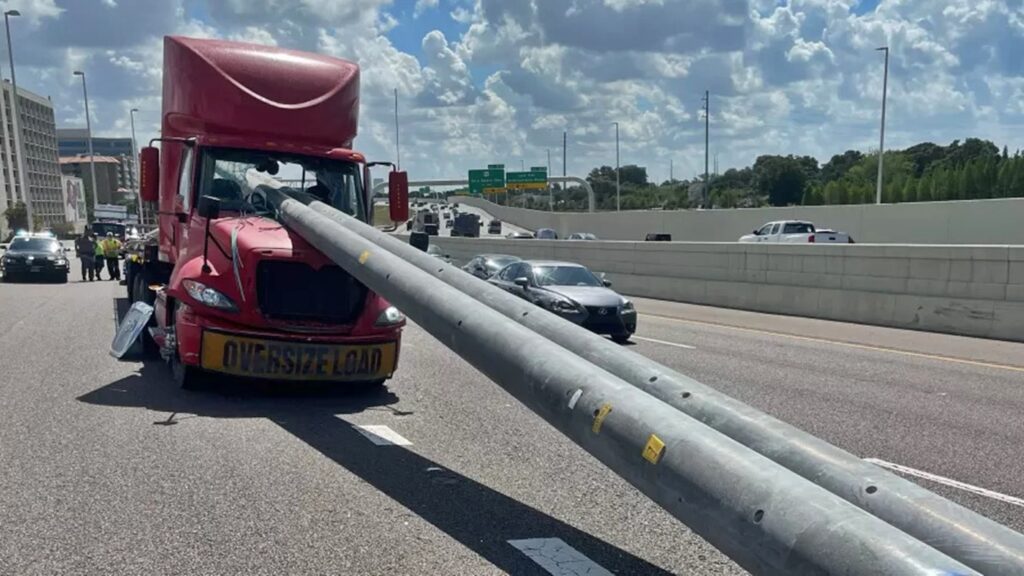Caminhoneiro quase morre após postes atingirem seu veículo