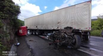 Caminhão se choca contra rochas na BR-222, trecho no Ceará após carreta dar um L