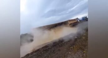 Caminhoneiro fica revoltado ao tombar caminhão por causa da estrada
