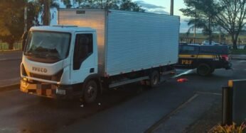 PRF autua caminhão que fazia ultrapassagem irregular e estava carregado com maços de cigarro contrabandeados