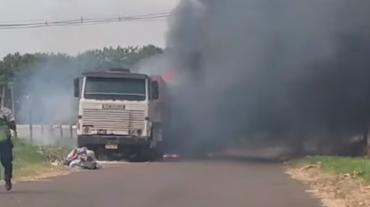 Caminhões pegam fogo em Marialva e Sarandi, no Paraná