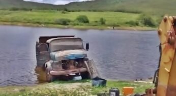 Veja como foi a retirada de um caminhão de 1968 de um açude