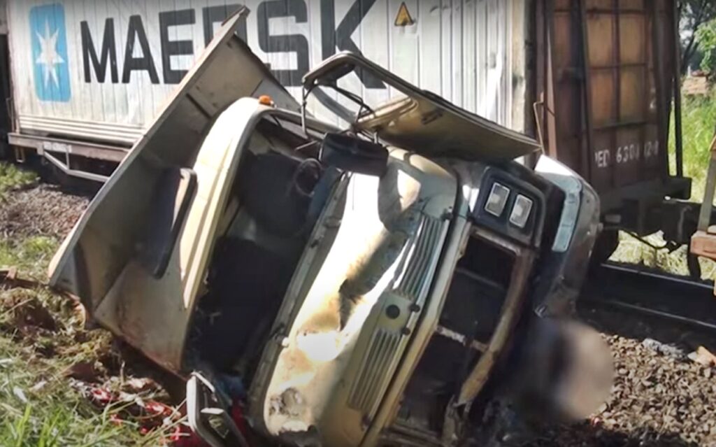 Caminhão colide em trem ao passar pela linha férrea em Apucarana