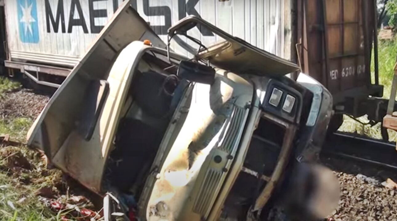 Caminhão colide em trem ao passar pela linha férrea em Apucarana