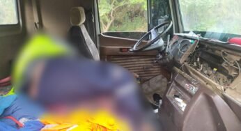 Caminhoneiro surta e destrói cabine do próprio caminhão