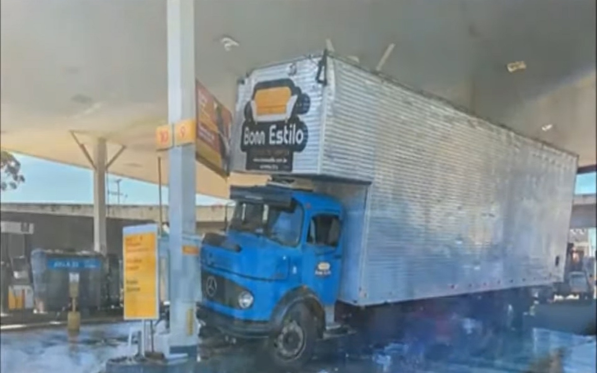 Caminhão invade posto após caminhoneiro ter mal súbito no primeiro dia de trabalho