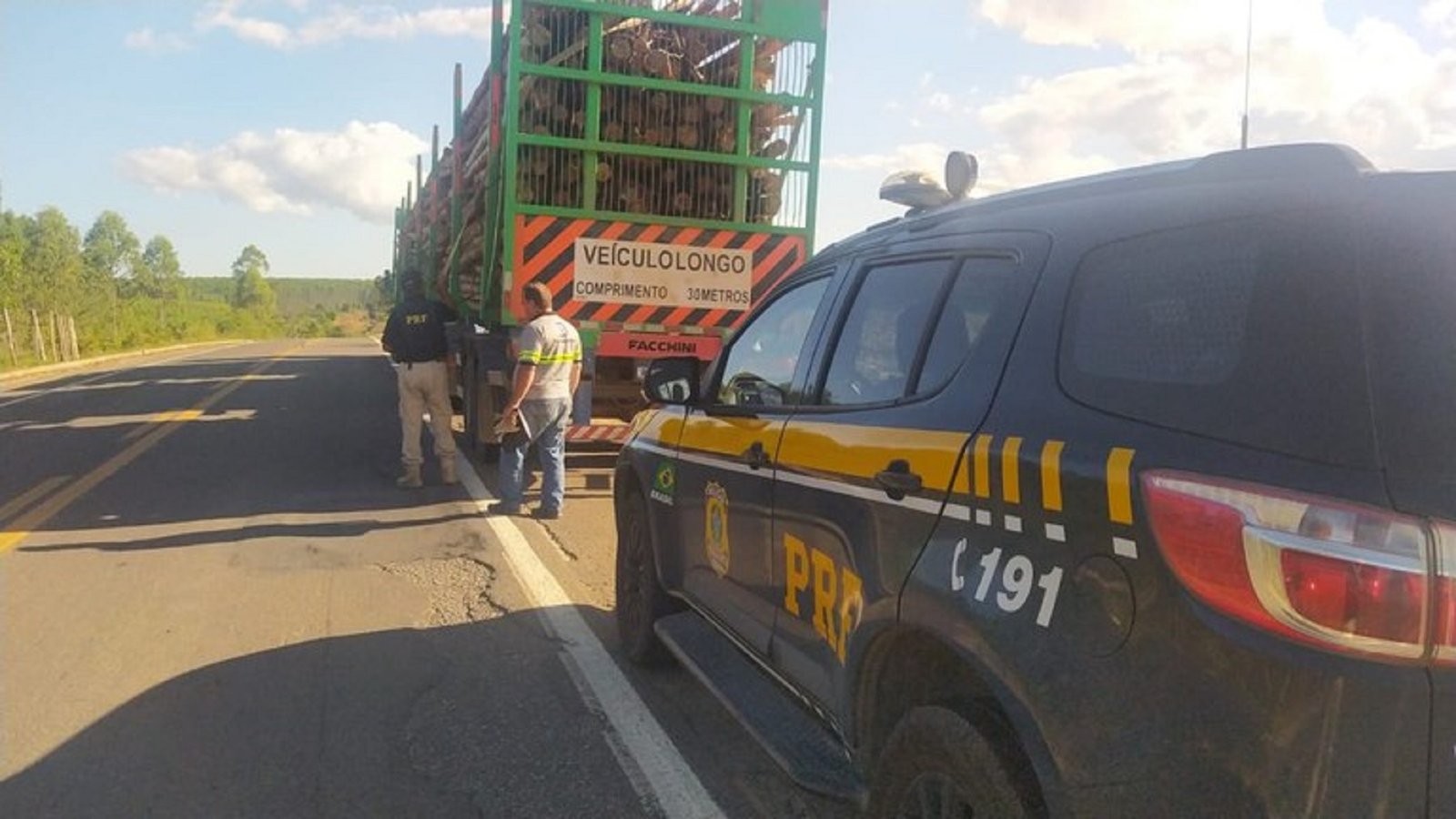 Carreta é flagrada, pela PRF, transportando toras de madeira soltas na carroceria