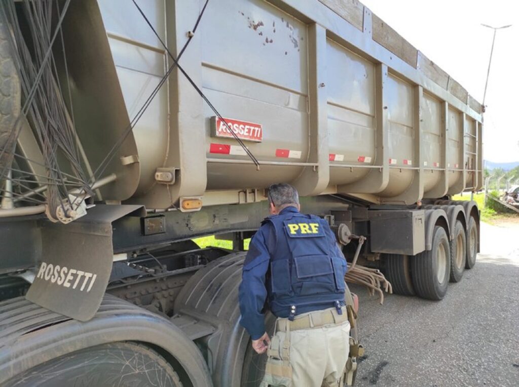 Numeração raspada em carreta chama atenção da PRF, que descobre adulteração