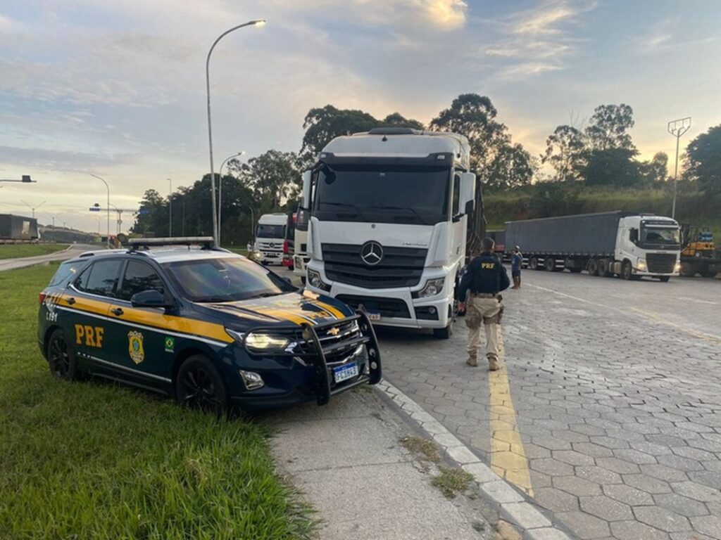 PRF realiza fiscalização em veículos de carga visando reduzir acidentes na Fernão Dias