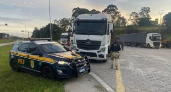 PRF realiza fiscalização em veículos de carga visando reduzir acidentes na Fernão Dias