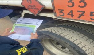 PRF apreende caminhão com adulteração em plaquetas obrigatórias de identificação