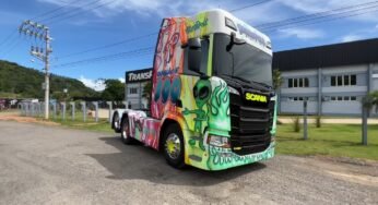Transportadora de SC faz grafite em um Scania R 450 para comemorar a edição de n.º 100 da frota