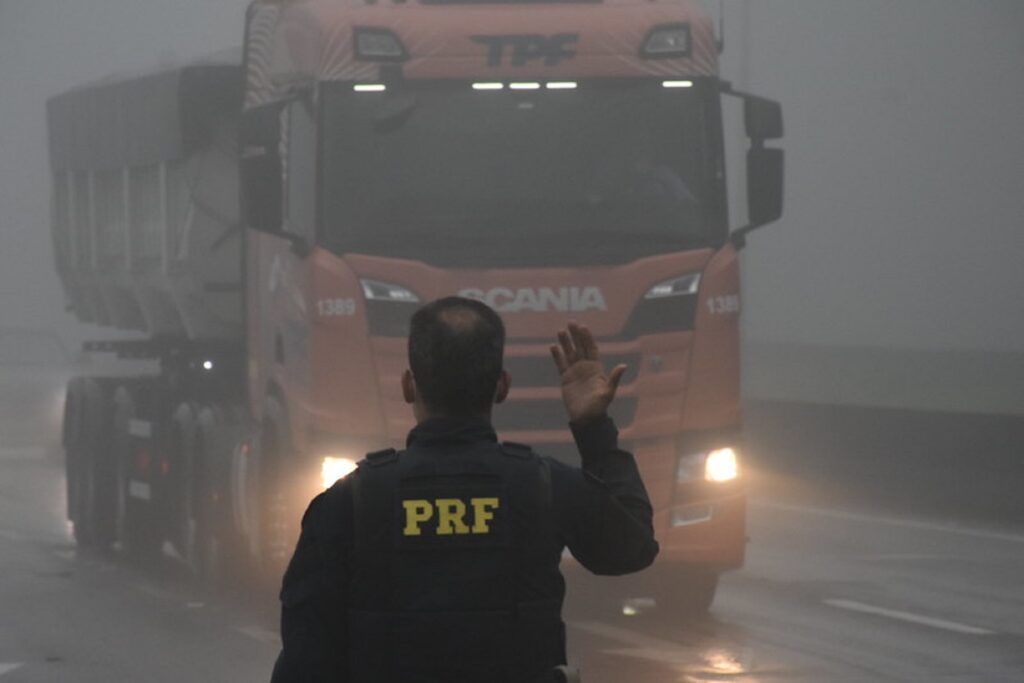 Veja dicas de como dirigir com segurança em dias de chuva em uma rodovia