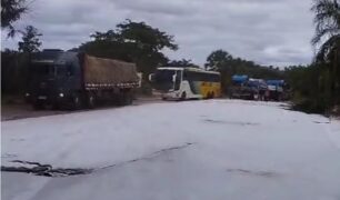 Vídeo: carreta com carga de sal tomba na BR-381 e caminhoneiros que vinha no sentido contrário evitam batida