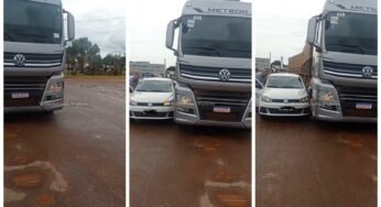 Carro tenta ultrapassar carreta pela direita e motorista afirma que caminhoneiro é o culpado pelo acidente