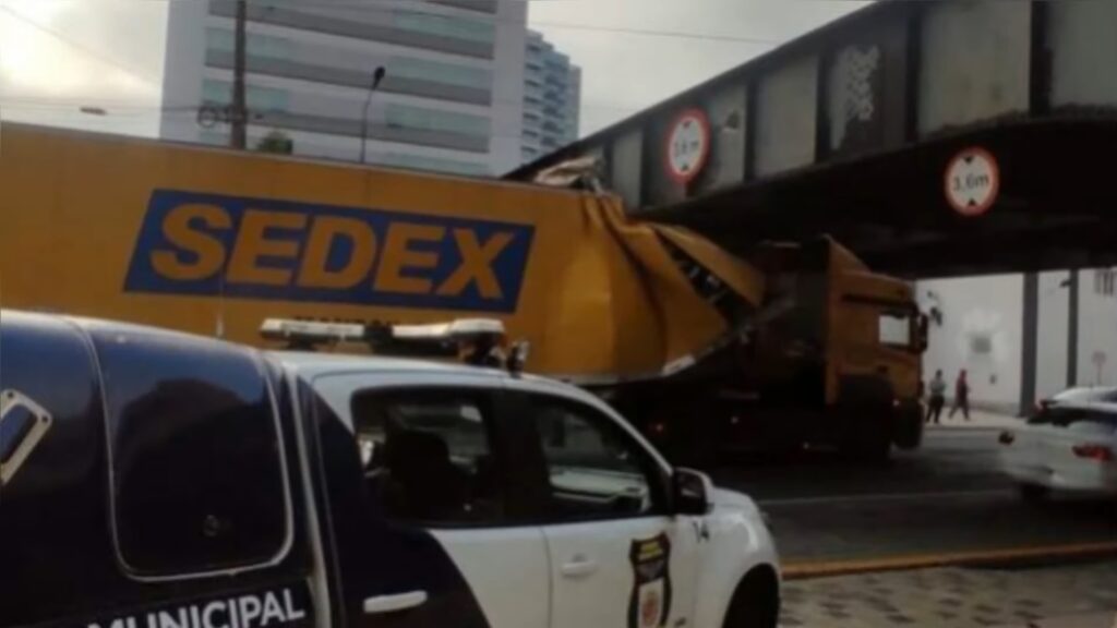 Caminhão dos Correios entala na ponte e outro pega fogo após colisão traseira na Dutra