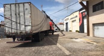 Caminhão atinge os fios da rede elétrica: a culpa é do caminhoneiro ou da empresa de energia?