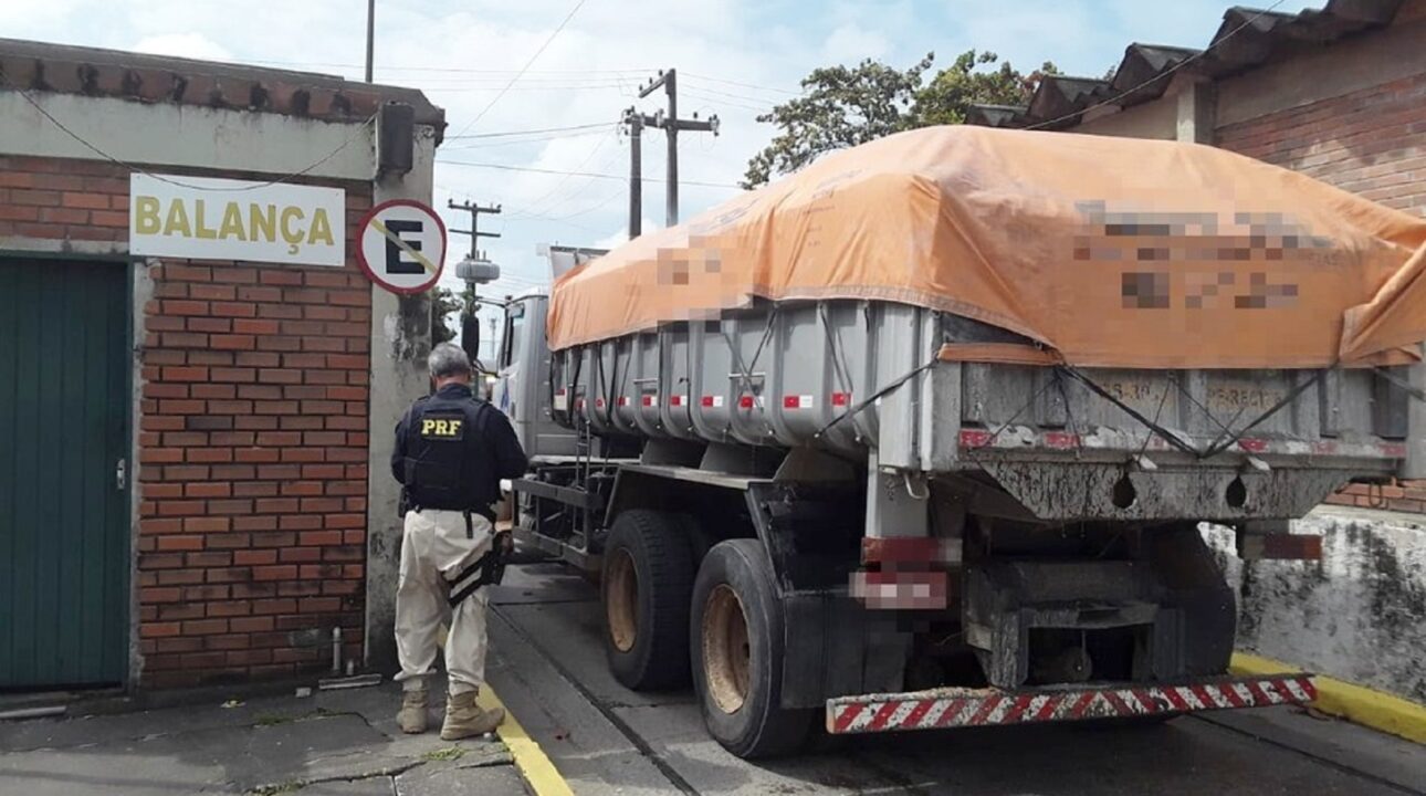 Caminhoneiro é feito de palhaço ao ter que ficar dando voltas em balança para não ser multado