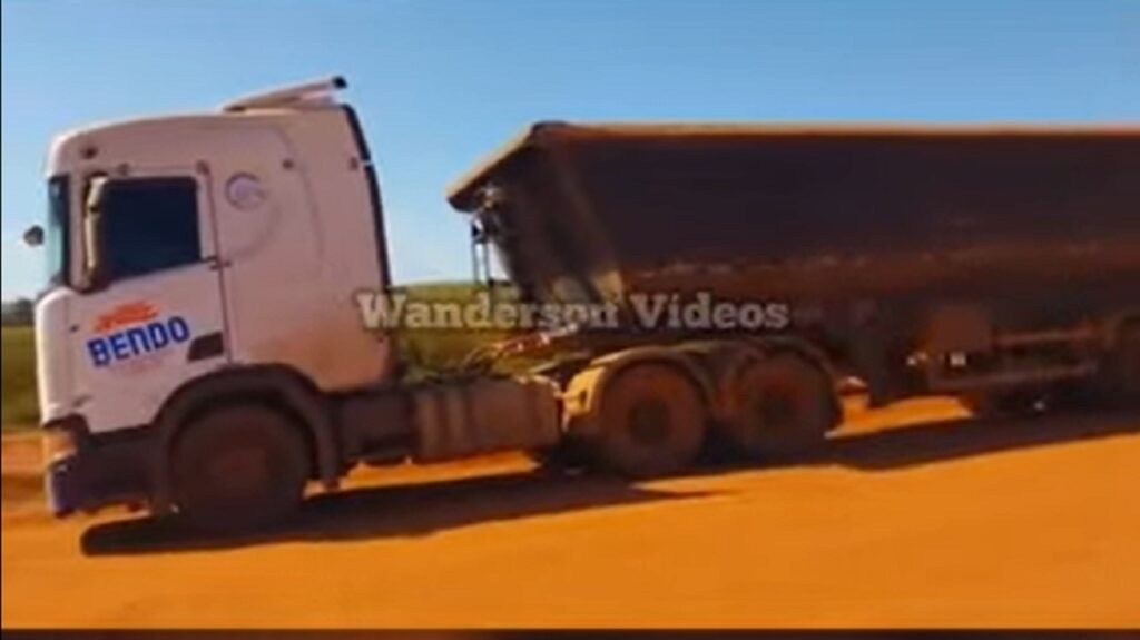 Caminhoneiro flagra misteriosa carreta abandonada