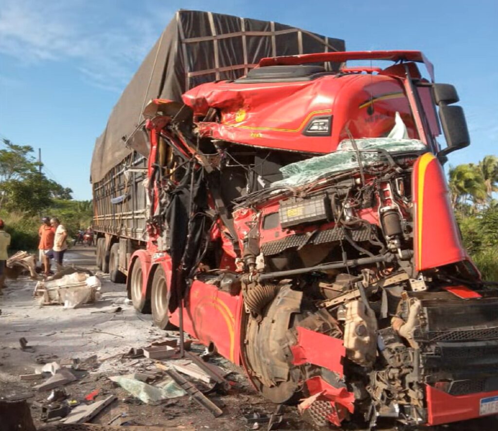 Caminhoneiro sobrevive a acidente após cabine ficou completamente destruída