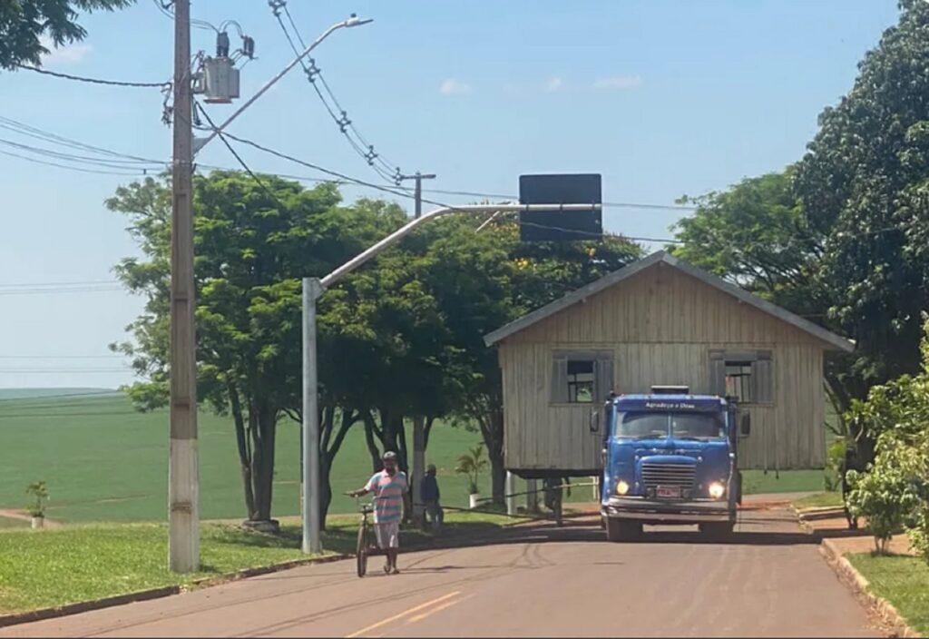 Conheça o caminhoneiro que trabalha há 45 anos transportando casas inteiras