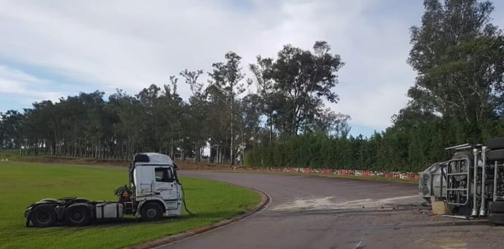 Entenda o que realmente aconteceu com carreta tombada em autódromo