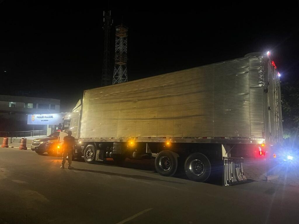 Mais um caminhoneiro detido pela PRF após apresentar nota fiscal falsa