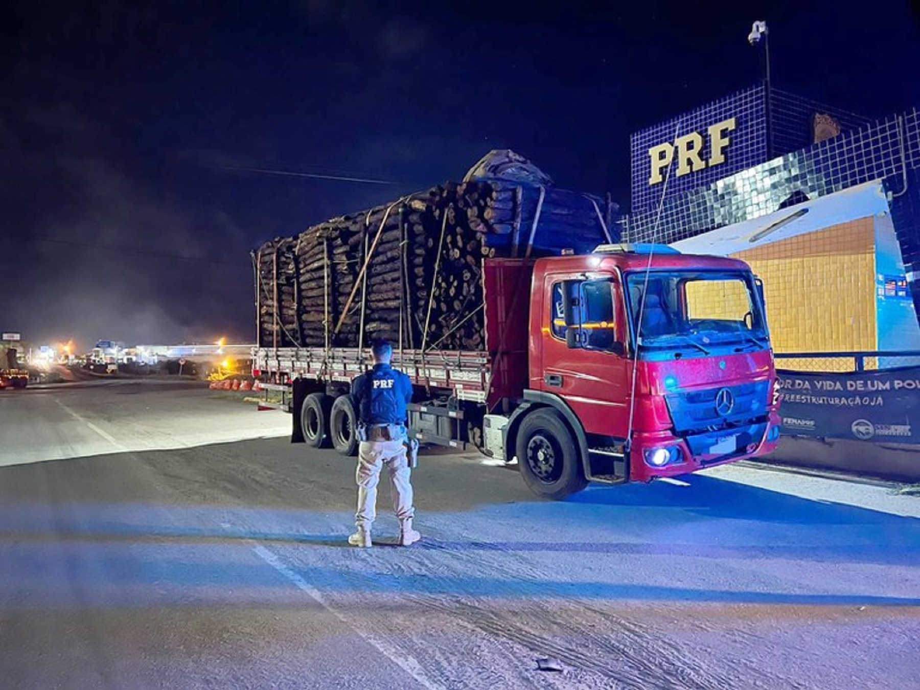 Motorista de caminhão é autuado por transporte ilegal de madeira