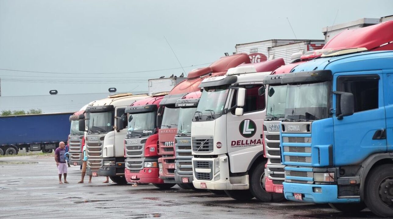 Brasil ainda não tem estrutura suficiente para que caminhoneiros cumpram a lei do descanso
