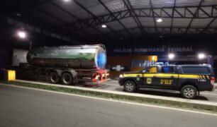 PRF flagra caminhão com diesel s500 e autua caminhoneiro
