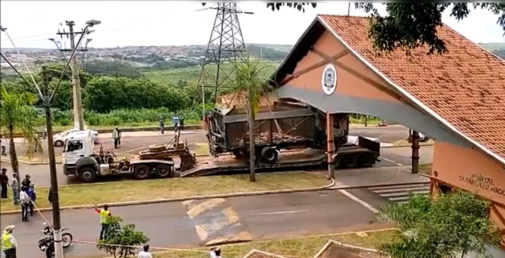 Caminhão quase derruba o portal da cidade de Barra Bonita