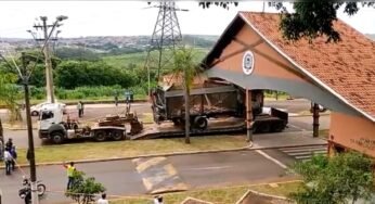 Caminhão quase derruba o portal da cidade de Barra Bonita