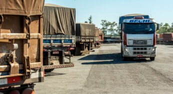 Caminhoneiro é condenado a pagar indenização a ajudante após acidente