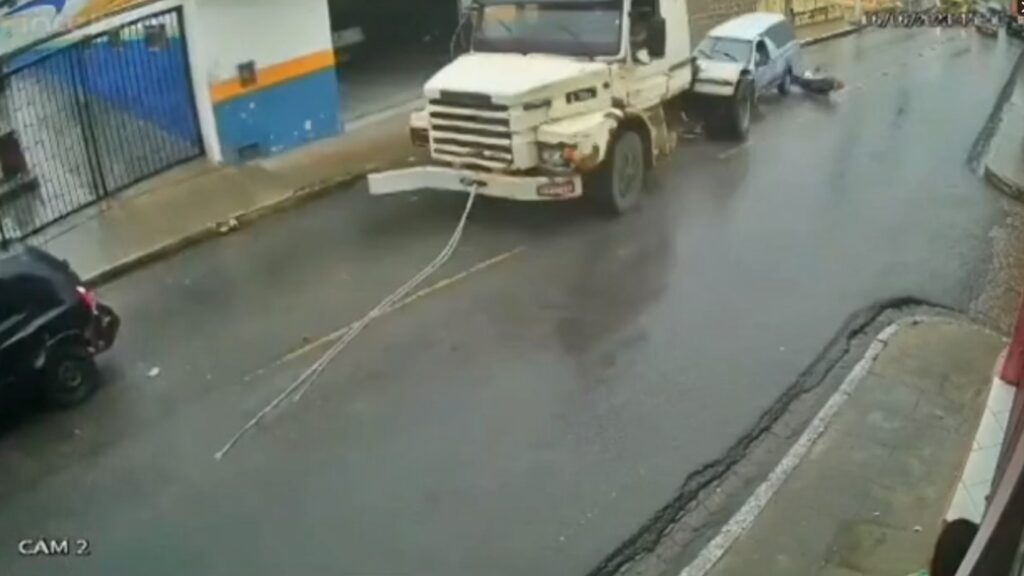 Caminhão desgovernado arrasta carro funerário em Alagoas