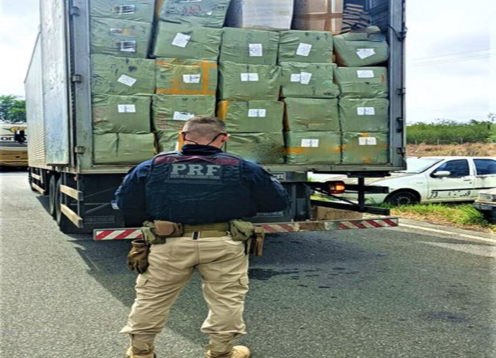 Caminhão com mercadorias falsificadas é apreendido pela PRF