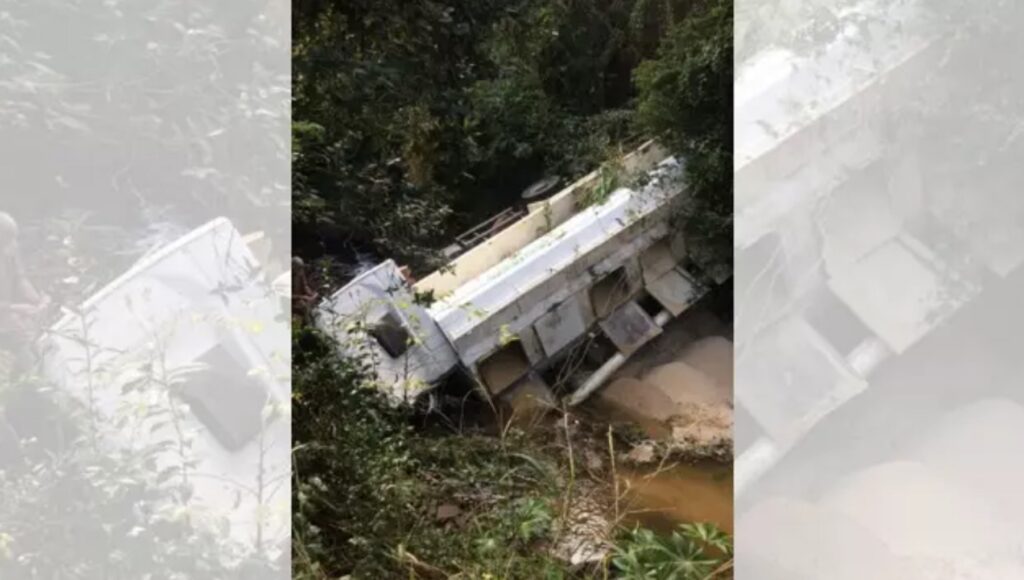 Caminhoneiro perde o controle e caminhão cai em ribanceira