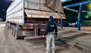 Caminhoneiro que transportava madeira sem o documento da carga foi impedido de seguir viagem pela PRF