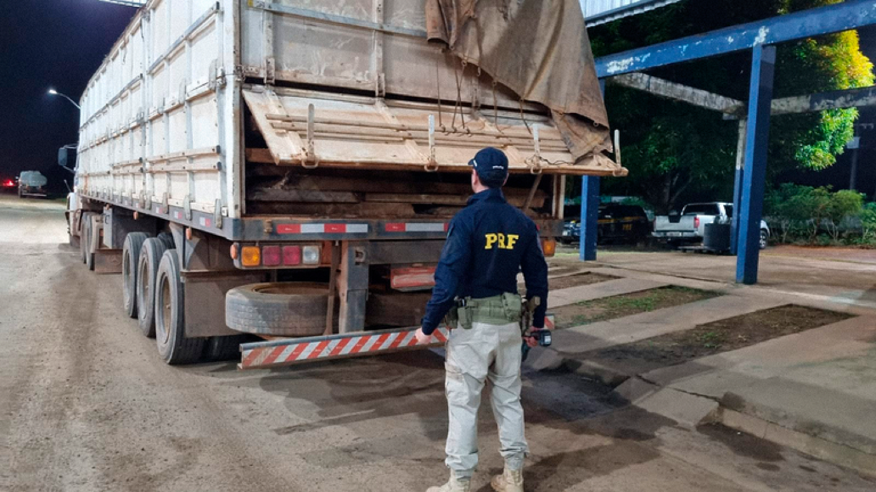 Caminhoneiro que transportava madeira sem o documento da carga foi impedido de seguir viagem pela PRF