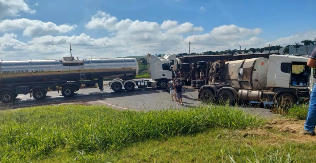 Carreta com óleo vegetal tomba na BR-376