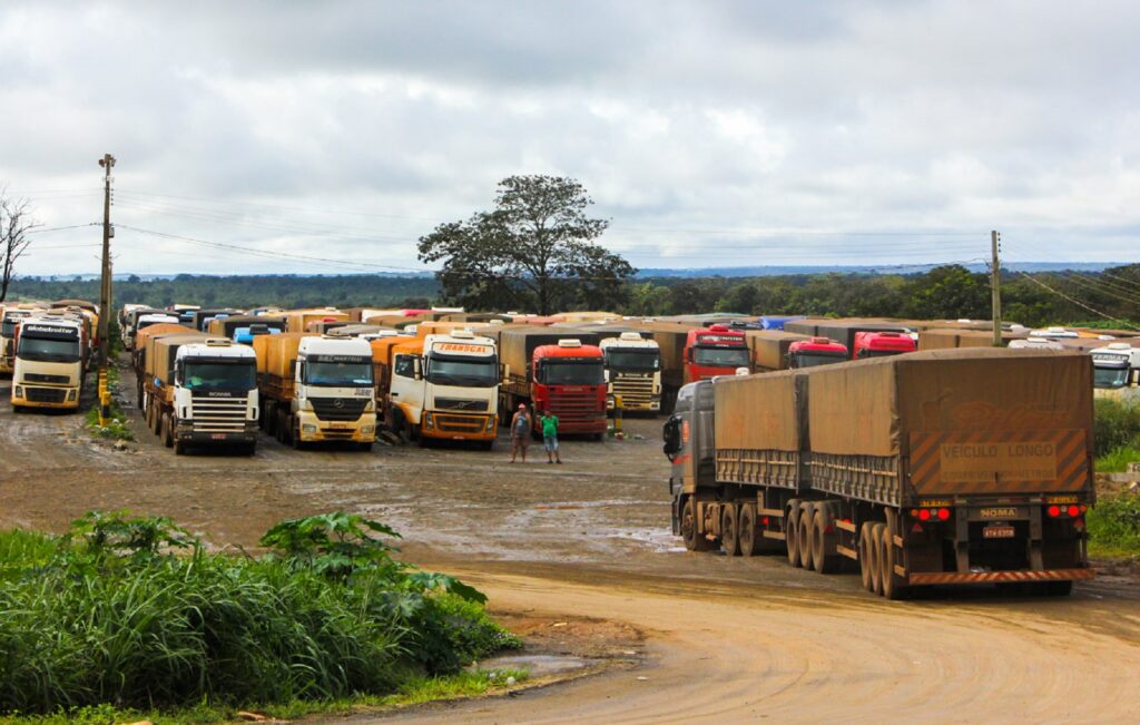 Com 20 anos de experiência, caminhoneiro estaciona sua carreta por baixo lucro