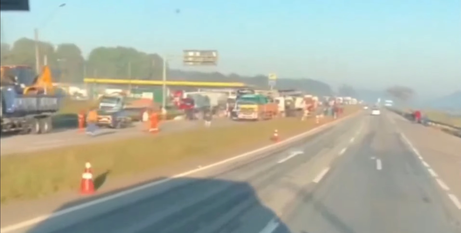 Engavetamento entre 7 veículos na Fernão Dias resulta na morte de caminhoneiro