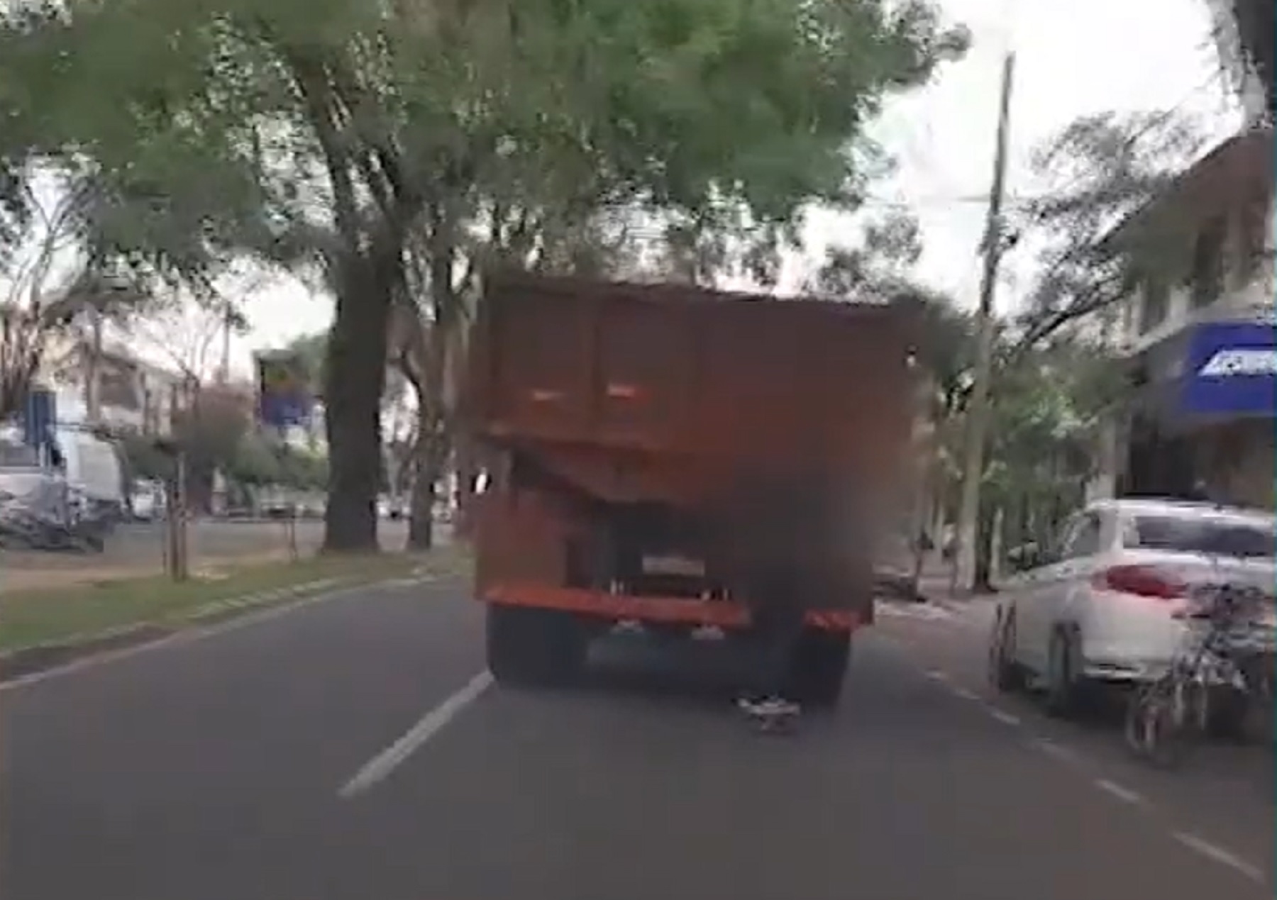 Jovem é flagrado pegando rabeira em caminhão com skate