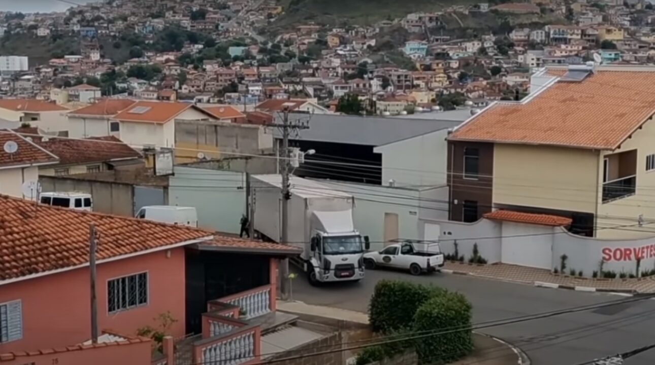 Caminhoneiro faz manobra incrível em um pequeno espaço na entrada da empresa